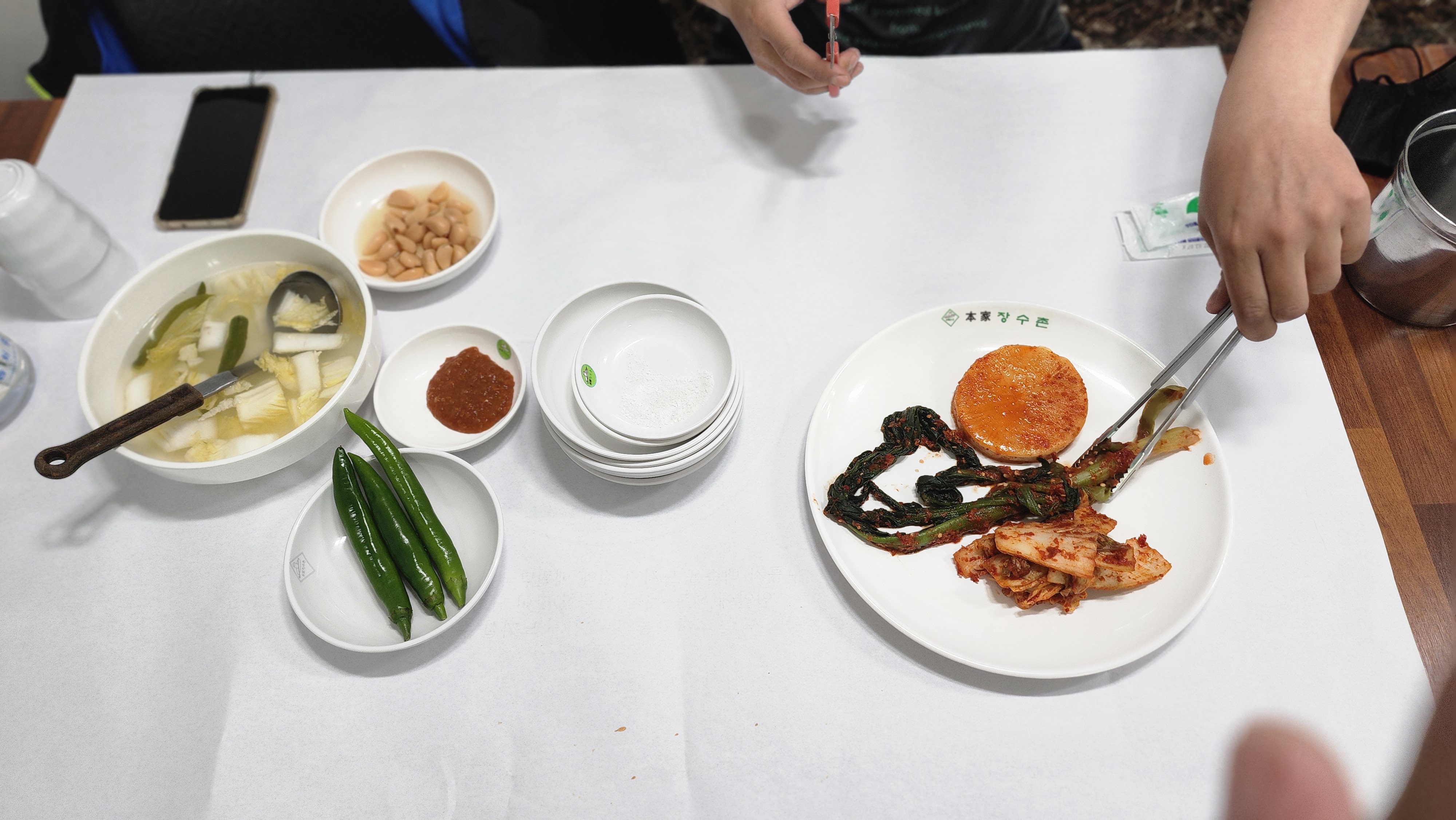 본가 장수촌의 밑반찬 사진입니다.
갓김치와 배추김치 석박지가 매우 맛있죠
하지만 통째 나오는 김치를 썰어줘야 해요