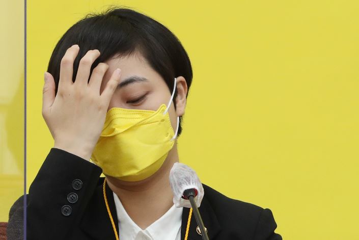  류호정 비서 면직 부당해고 논란