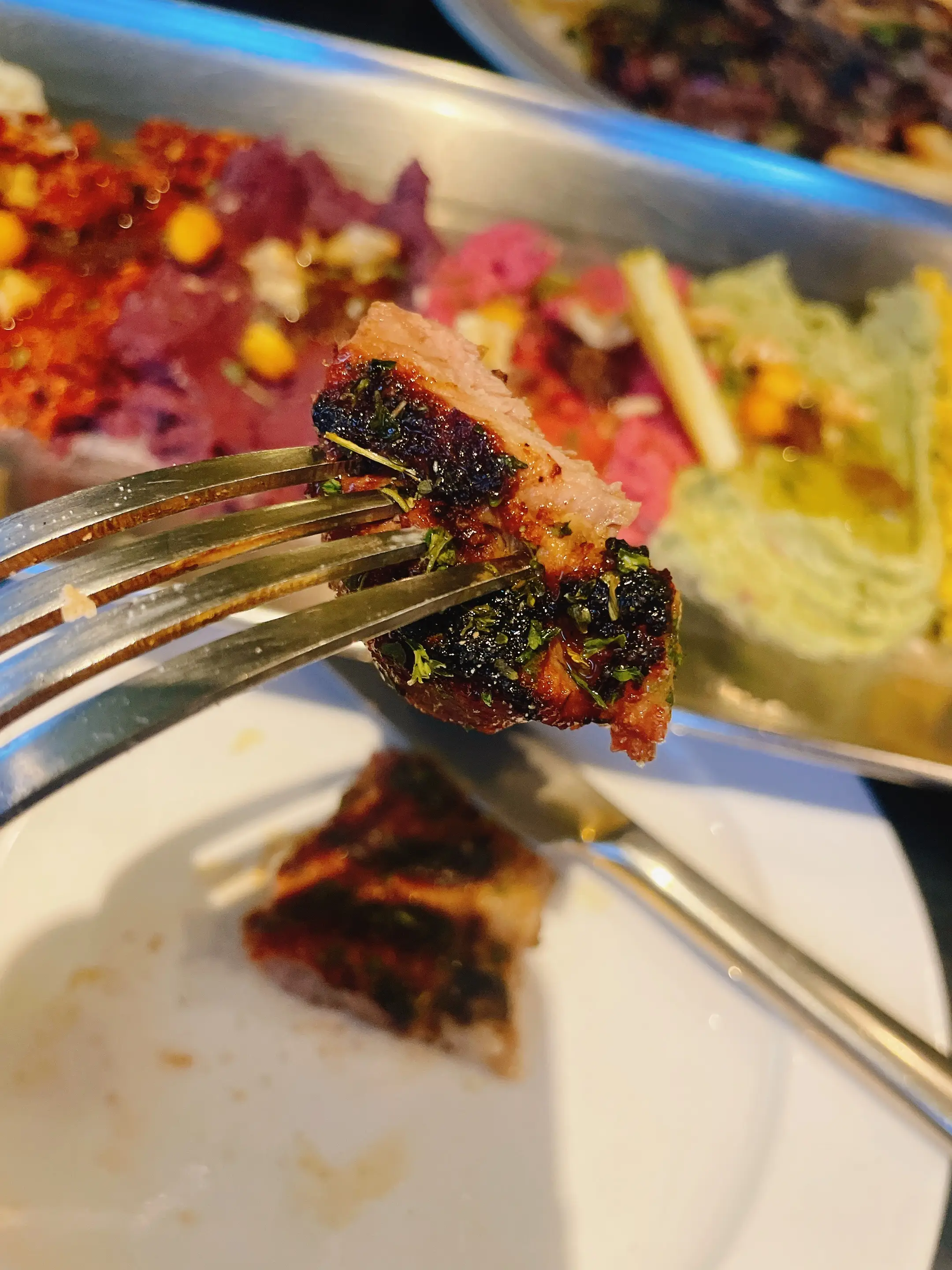 마리네이드 양갈비의 조각, 고기는 아주 부드럽게 썰린다.