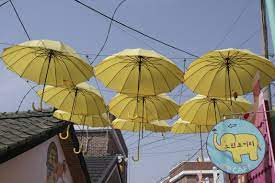 하늘에 걸린 노란우산들