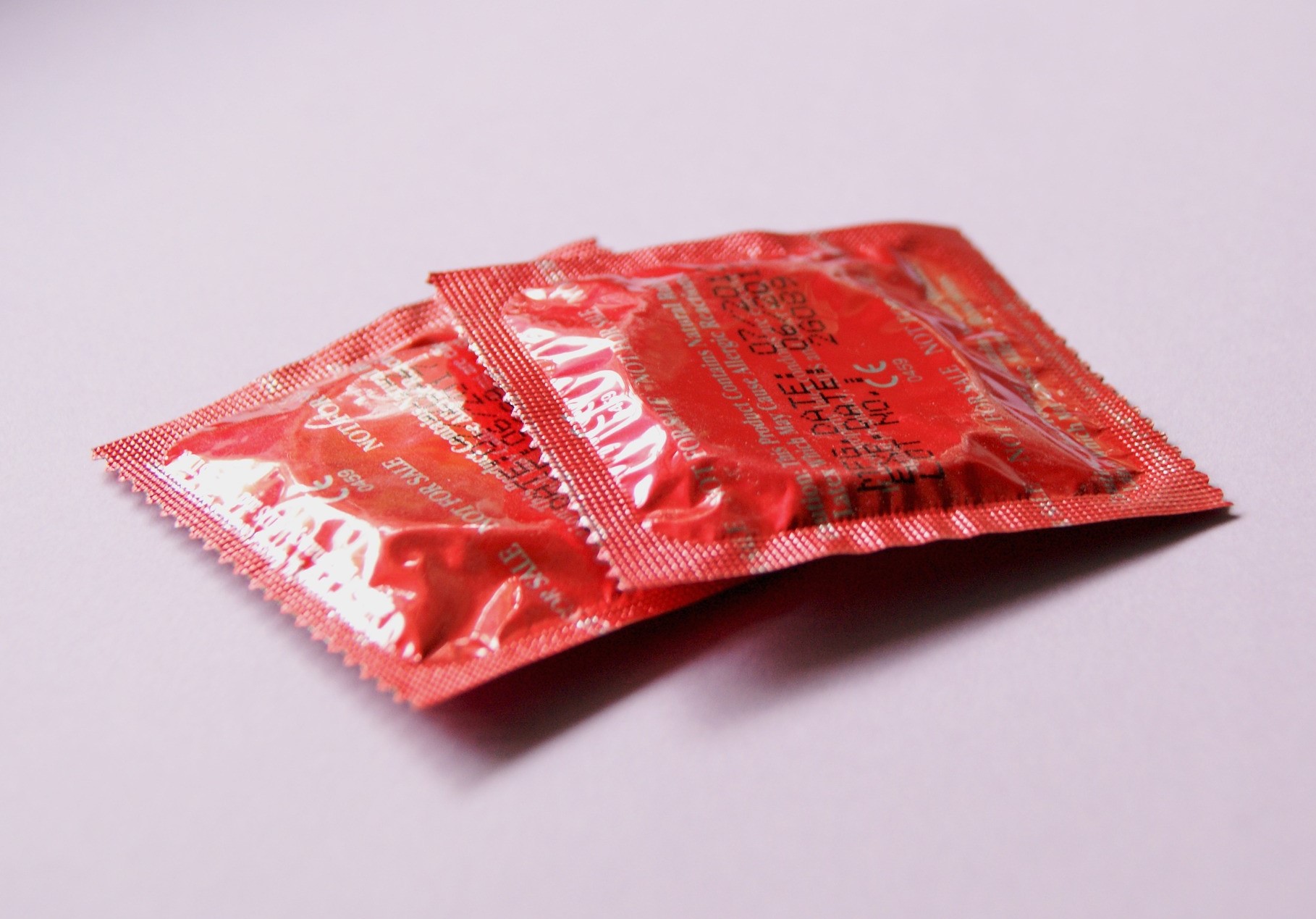 콘돔-두개-놓여있는-사진