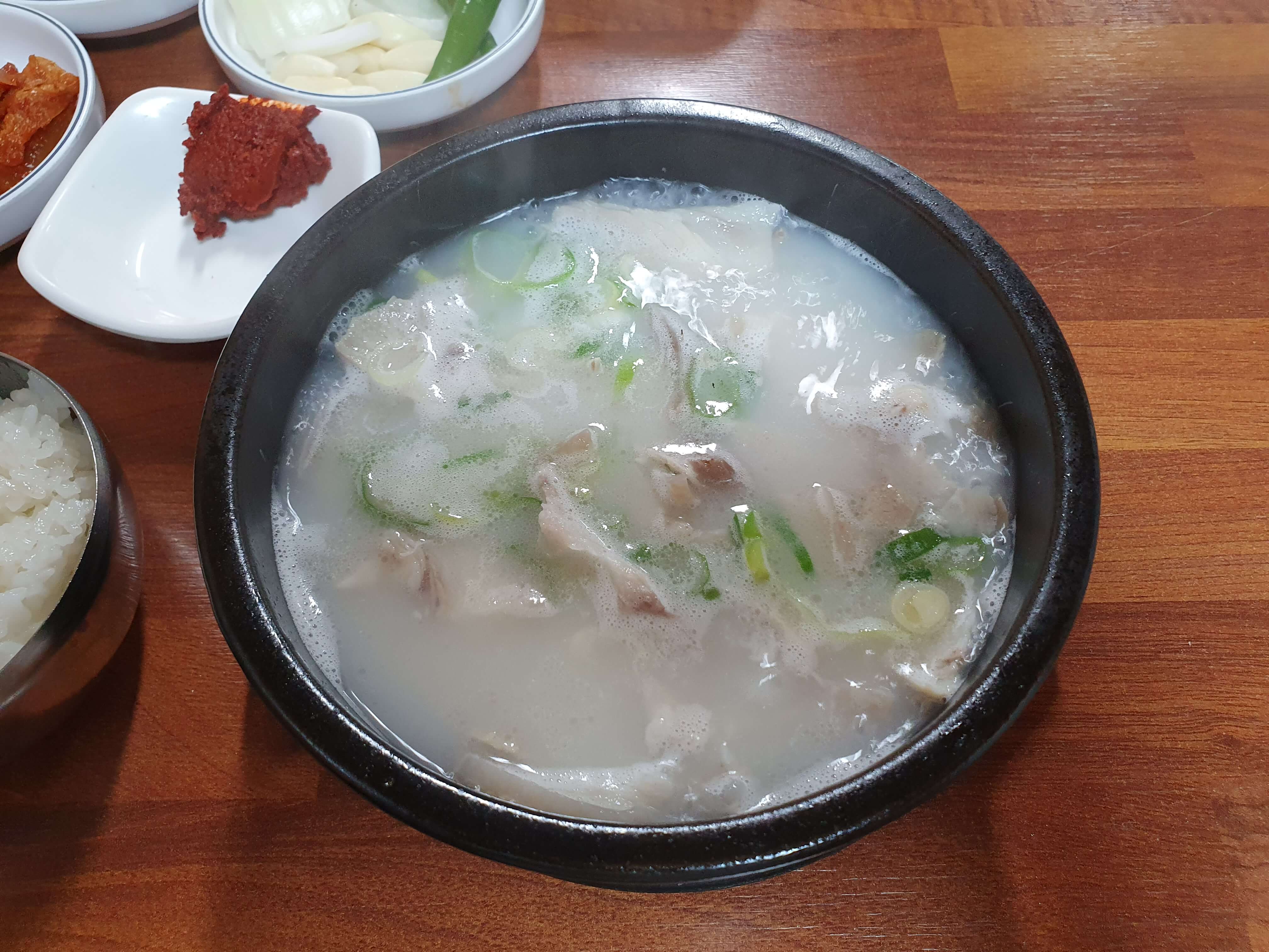 밍숭맹숭한 국물의 돼지국밥