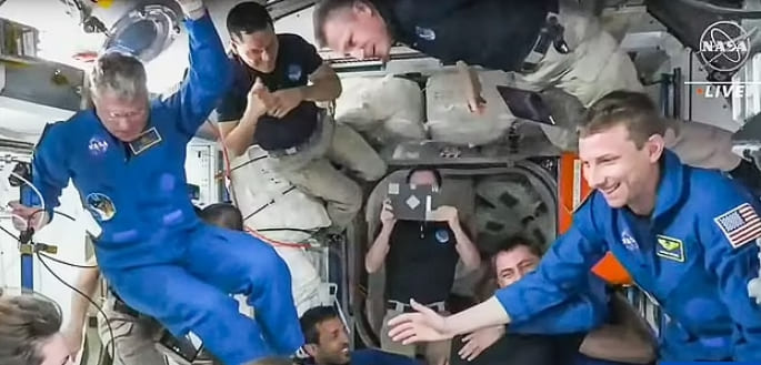 국제 우주 정거장 도착 새로운 4명의 승무원들이 축하! VIDEO: New crew celebrates as they arrive at International Space Station