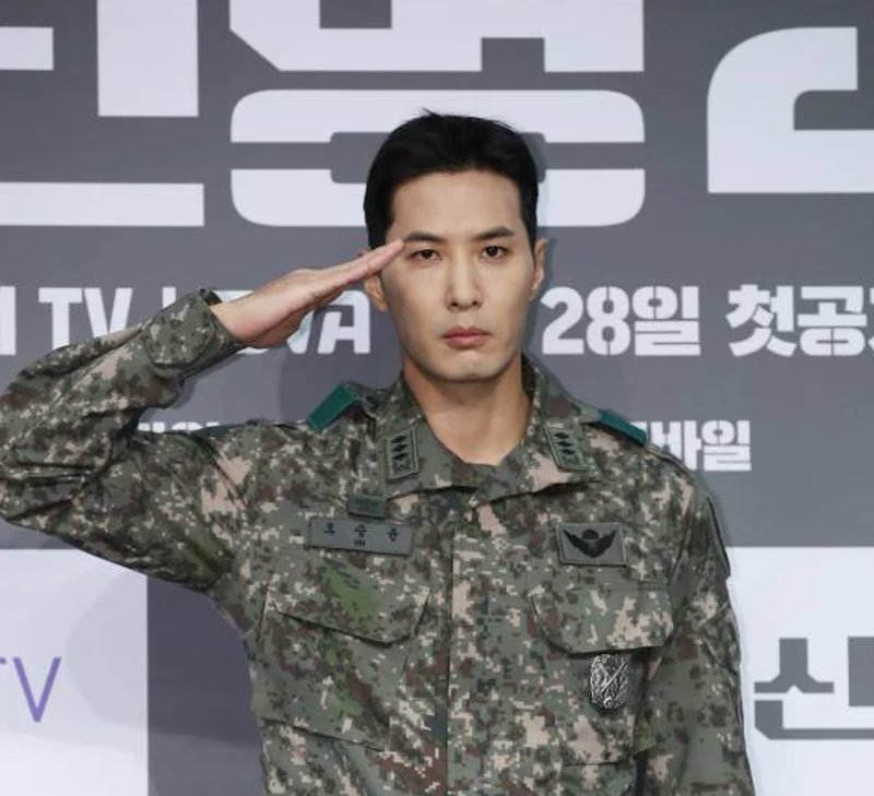 신병2 배우 김지석&#44; 중대장 계급장이 주는 파워 대단&#44; 배우들과 이상하게 사이 멀어져
