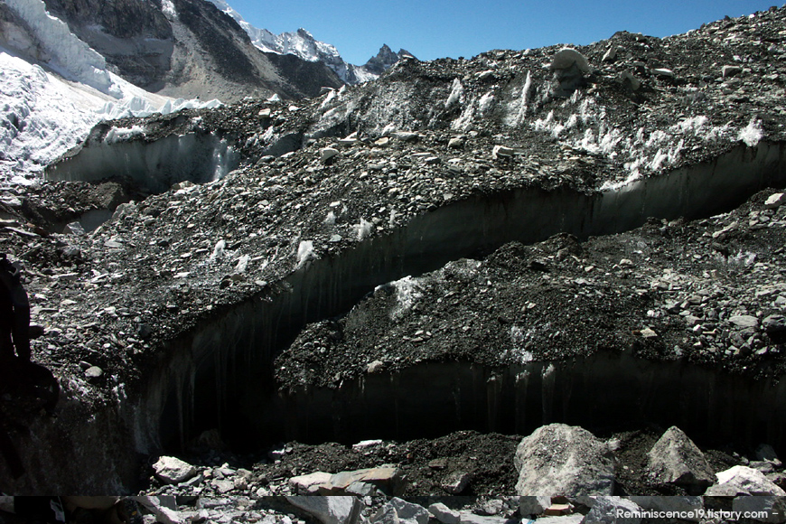 에베레스트베이스캠프-빙하가-갈라진틈