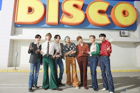  방탄소년단, 7인7색 비하인드컷 방출 복고풍 의상도 완벽 소화