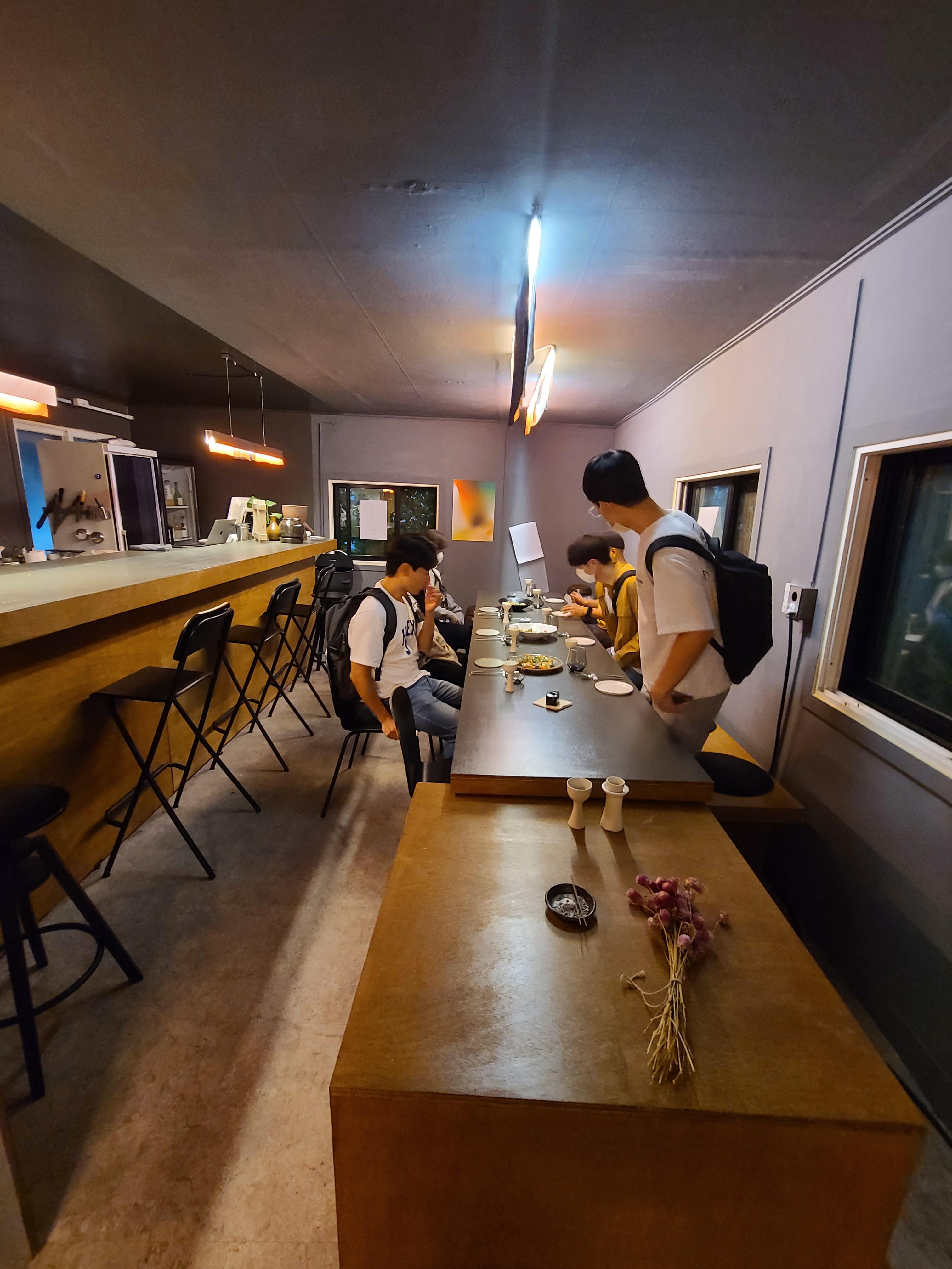  조선 시대 치킨과 술을 먹을 수 있는 이태원 복술복술 전통주점