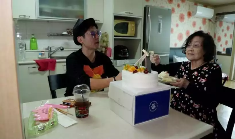 김용 어머니 함께 집에서 케이크를 나눠먹는 모습