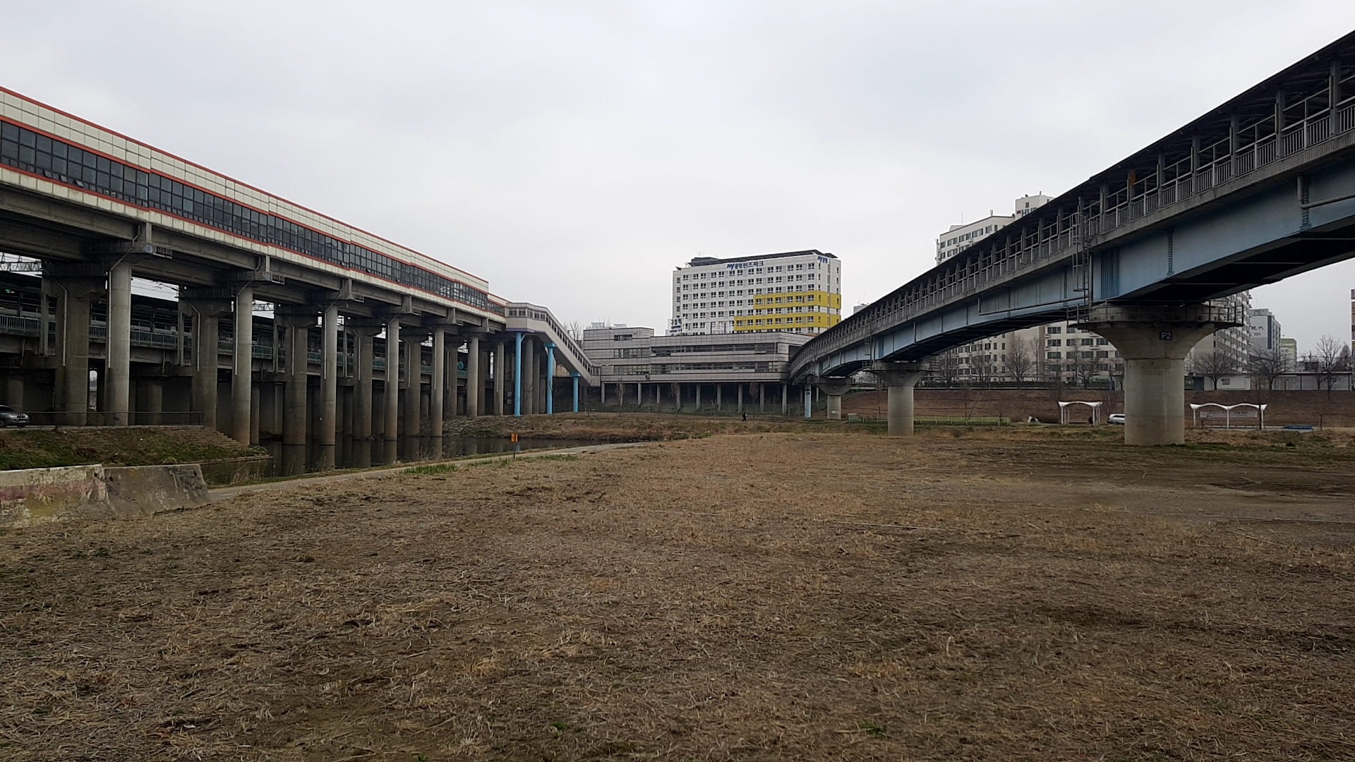 목감천을 떠나 안양천의 모습, 구일역이 보입니다.