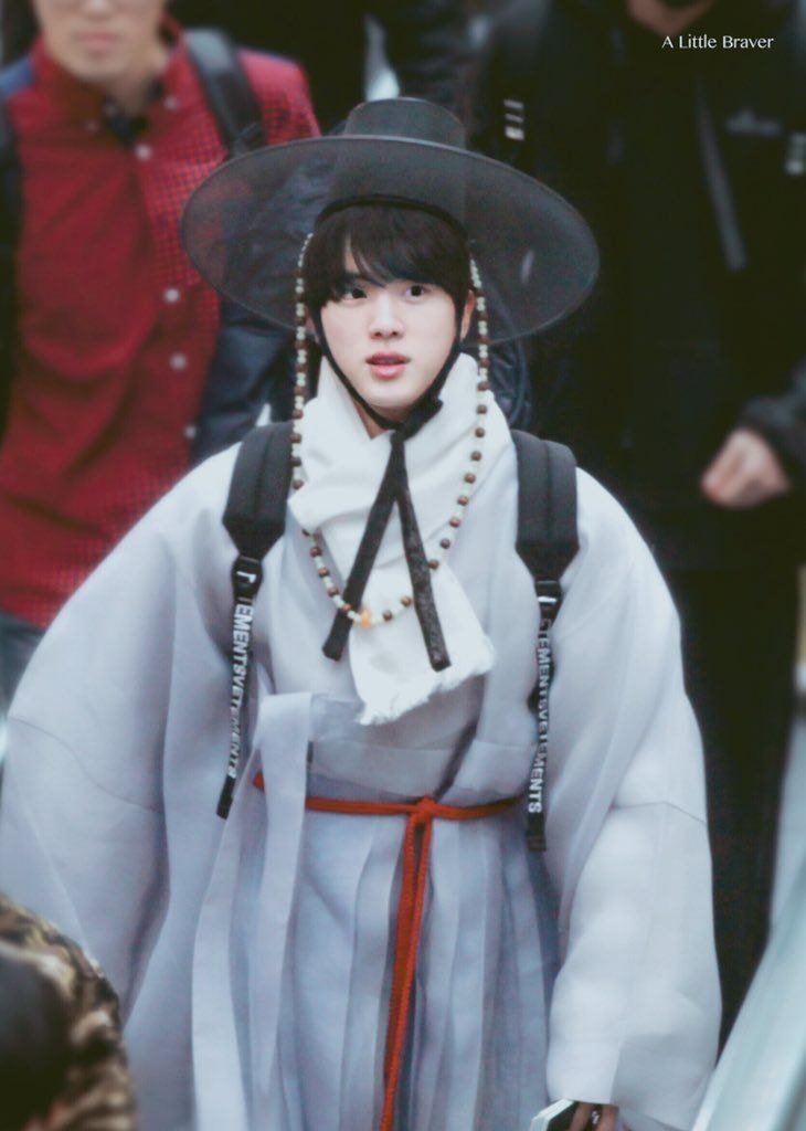  얼굴은 문관 몸은 무관인 방탄소년단 진.gif