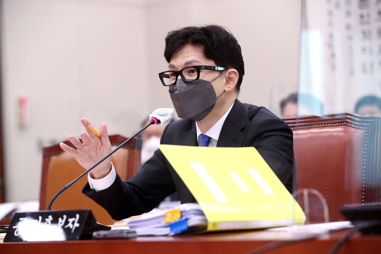  김용민 “조국 딸 일기장도 압수” 한동훈 “그런 적 없다, 잘못 아는 것” 조국 "중학생 때 건 돌려줬지만 고교생 때 일기장은 압수" 한동훈 "잘못 알고 계신 것 같다" 조국 때메 폭망 청문회