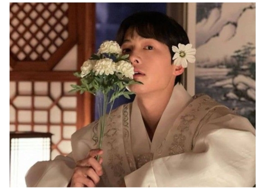  송중기, 나이 잊은 최강 동안 꽃주얼