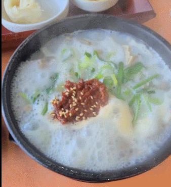 창원 맛집 장수촌24시돼지국밥 창원1호점 섞어국밥이 뚝배기에서 보글보글 끓고 있습니다