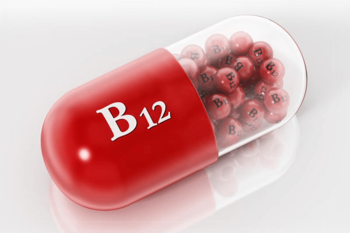 비타민B12알약 모양 안에 b12알갱이들이 들어있는 모습