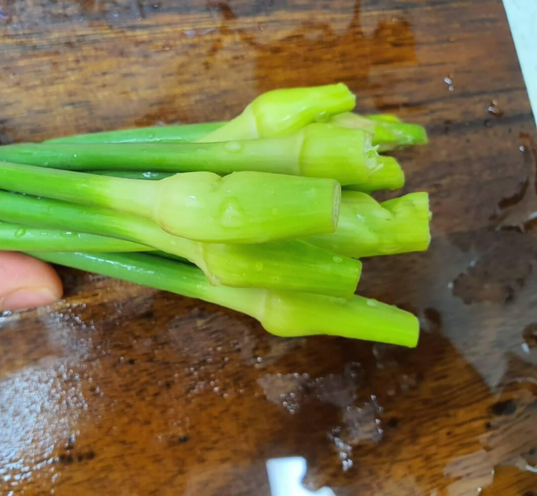 마늘쫑 손질 하는 사진