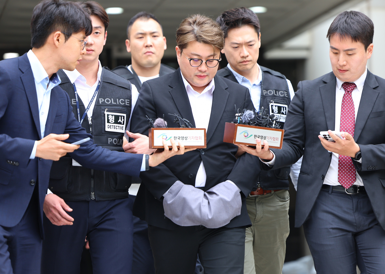 음주 운전과 뺑소니 사고 혐의로 구속된 가수 김호중(33)