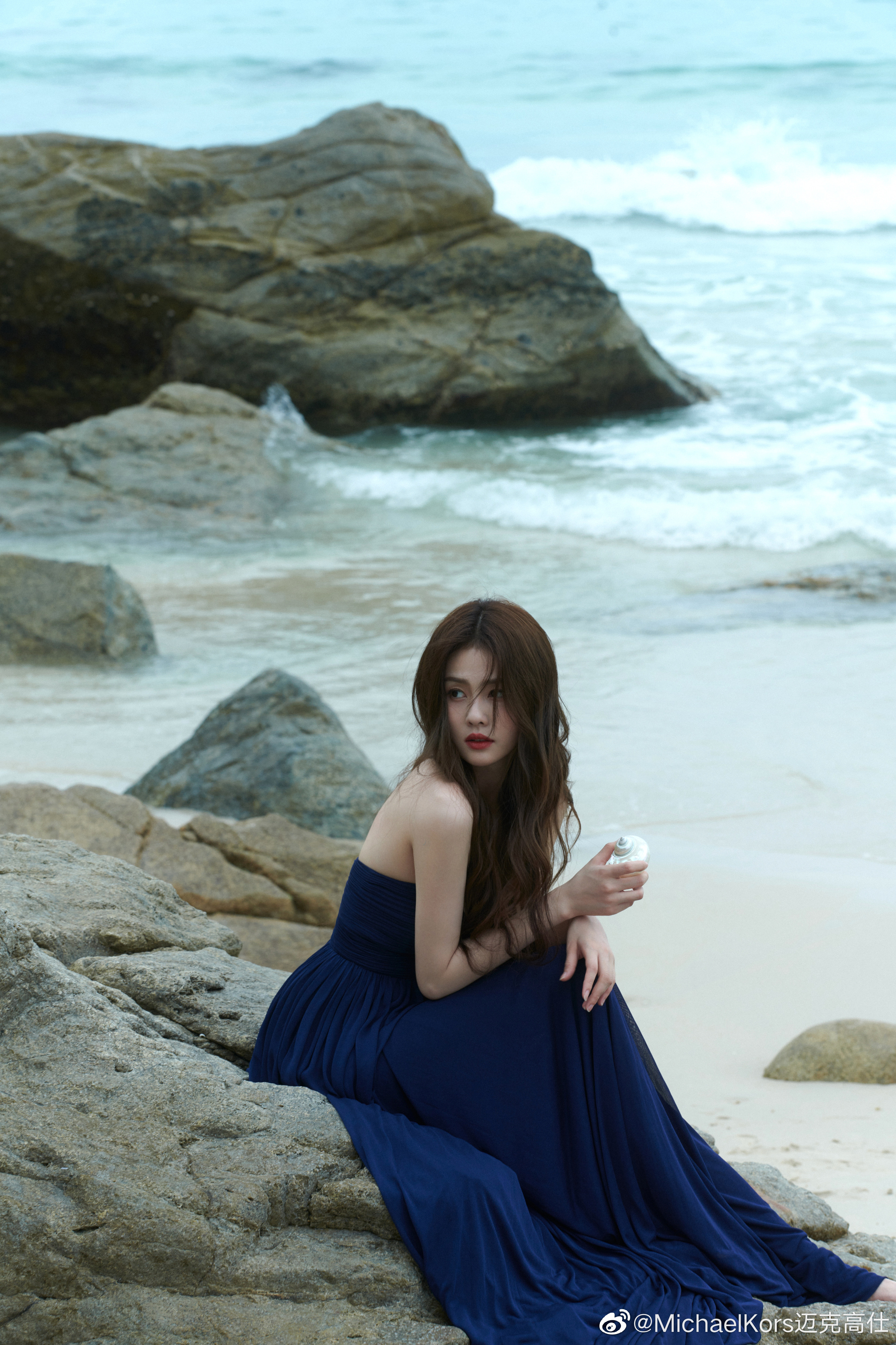 누가 부르는 소리가 들리는 듯 어딘가를 바라보는 하얀 사슴