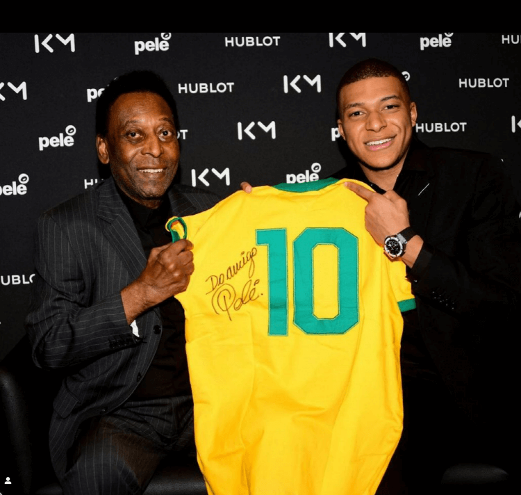 자신을 극찬한 레전드 펠레와 함께 유니폼을 들고 인증샷을 날리고 있는 음바페