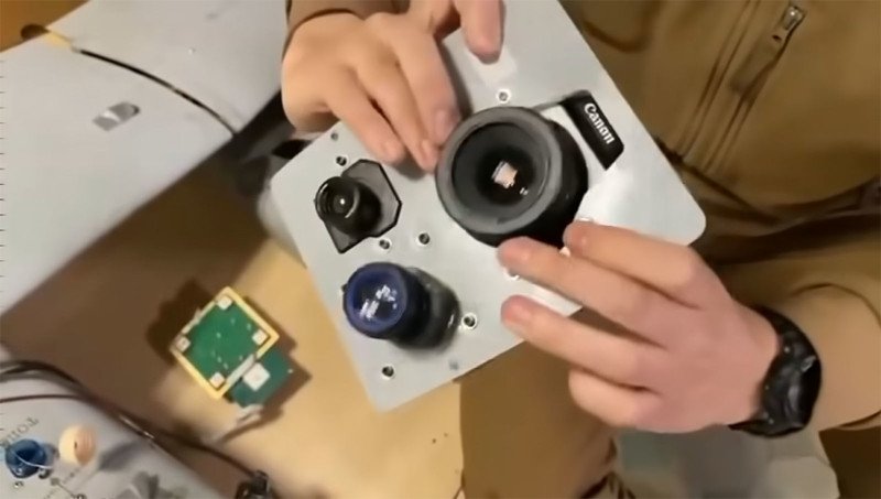 플레이트에 장착되어 있는 캐논 DSLR 카메라