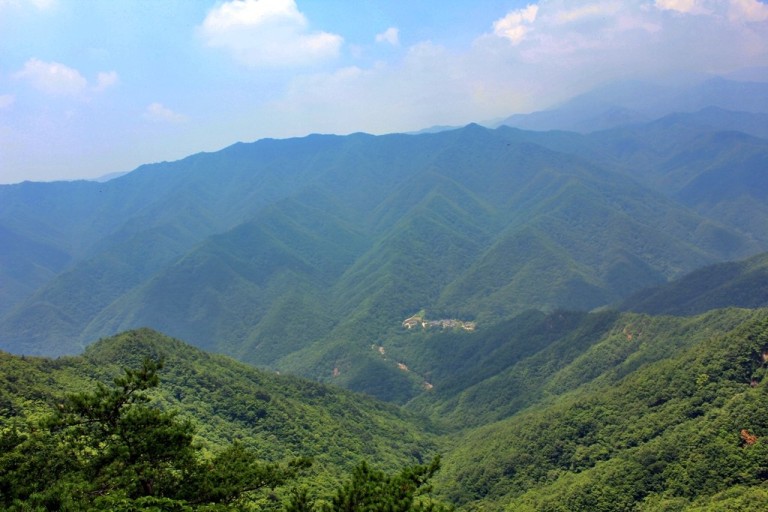 지리산 국립공원 내 맹세이골의 탁 트인 풍경