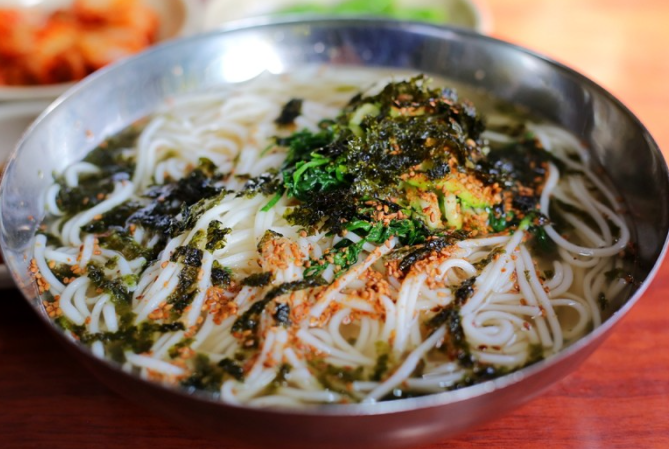  생활의 달인 밀양 국수 달인 수산국수 비빔국수 소문난수산국수집 가격 메뉴 영업시간 위치