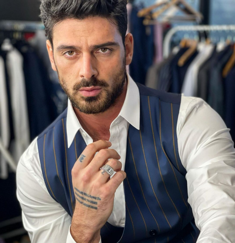 영화의 남자 주인공 미켈레 모레네 정장입은 사진