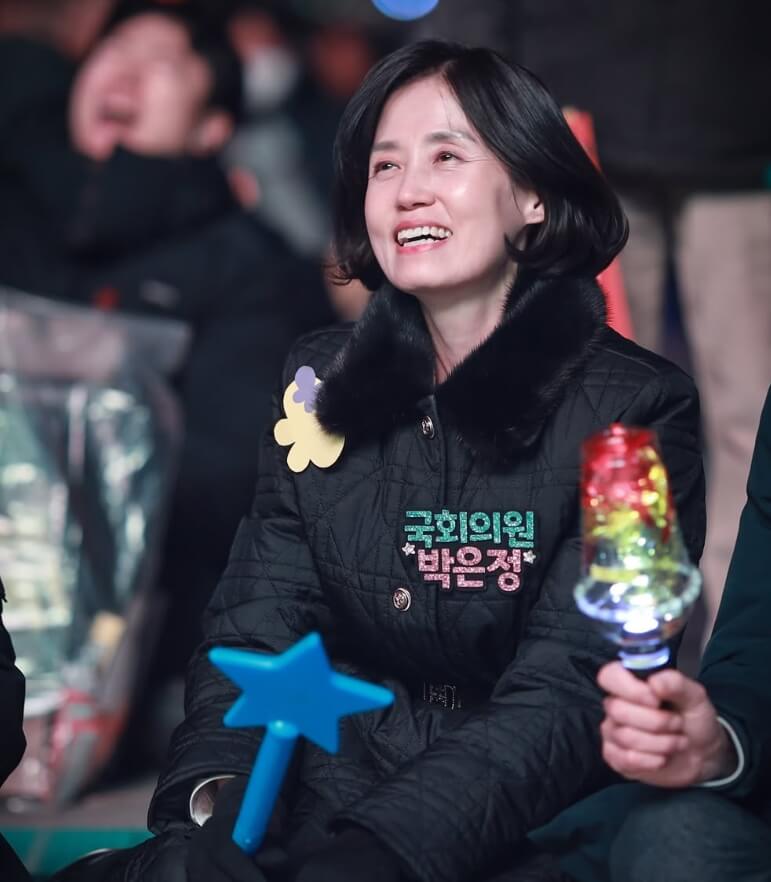 미소짓고있는-단발머리여성의모습