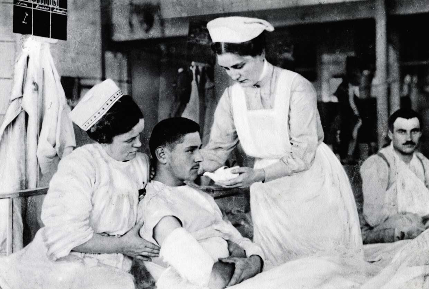 부상병을 치료하는 독일제국 간호사