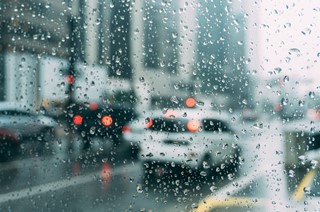 차창 앞 빗방울