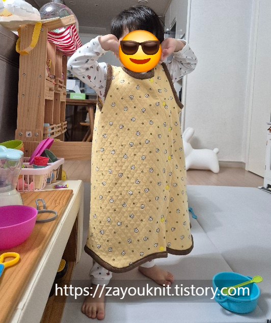 아기가 입은 수면조끼