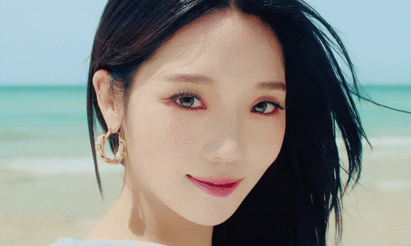  바닷가에서 눈부신 프로미스나인 노지선