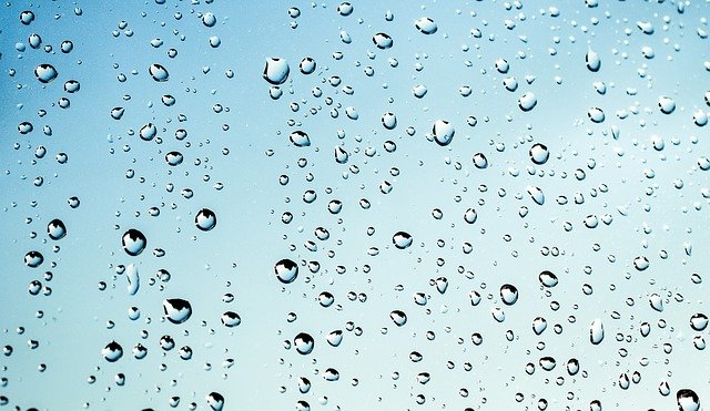 창문에-맺혀있는-빗방울
