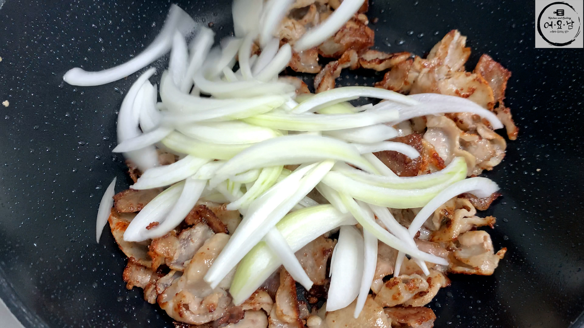 오삼비빔국수_대패삼겹살볶기_양파넣기1