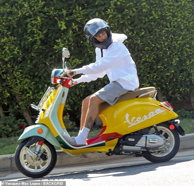  [ 저스틴 비버 ] 그의 새로운 노란색 베스파(Vespa) 오토바이를 타고