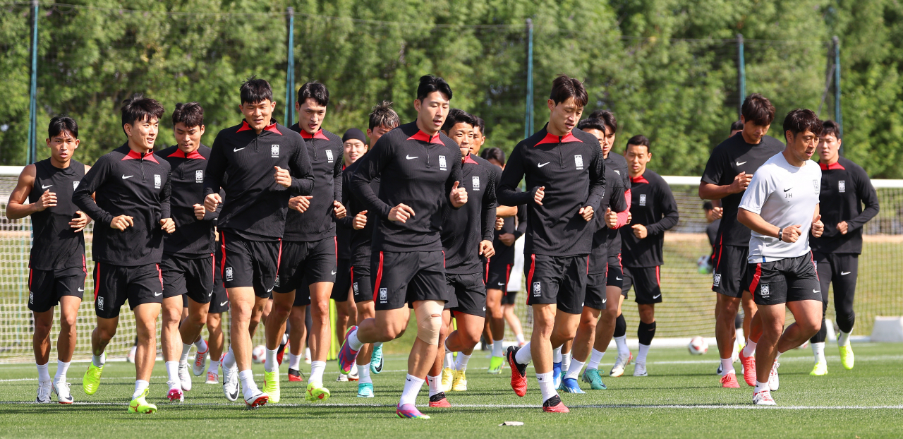 한국 선수들이 1일(한국시간) 도하 알 에글라 훈련장에서 열린 아시아축구연맹(AFC) 아시안컵 훈련에 참가하고 있다. (연합뉴스)