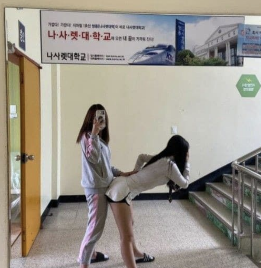 여고에서 여고생들끼리 치는 장난.. 2