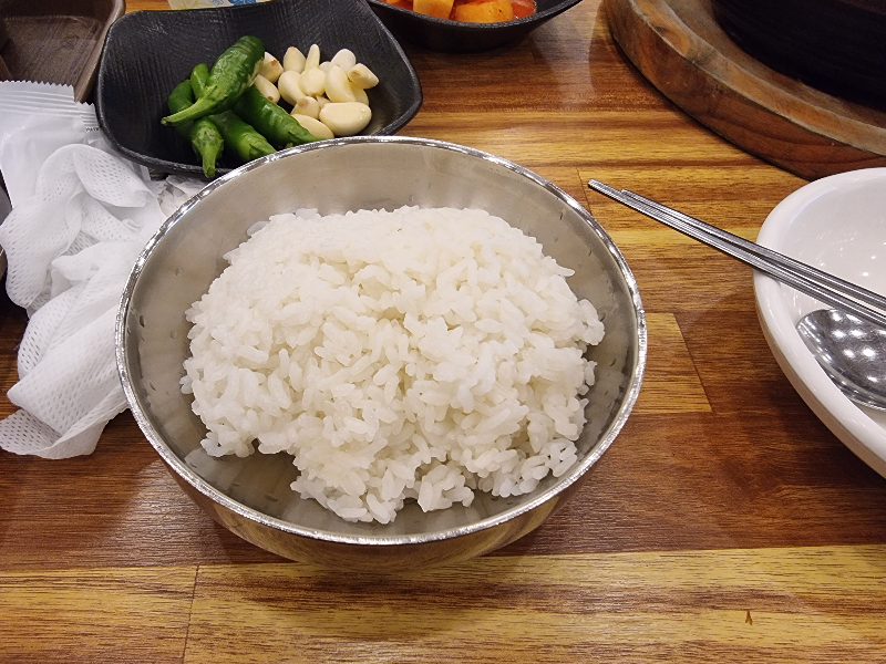 금속 소재 그릇에 흰 쌀밥이 푸짐하게 담긴 사진