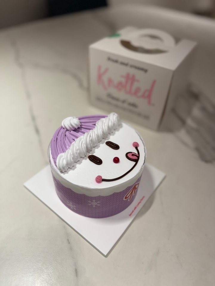 Knotted Christmas cake