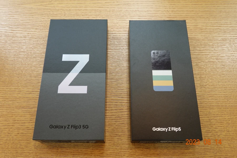 2년-전에-구매했던-Z플립3-박스와-새로-구매한-Z플립5-박스를-같이-놓아둔-사진