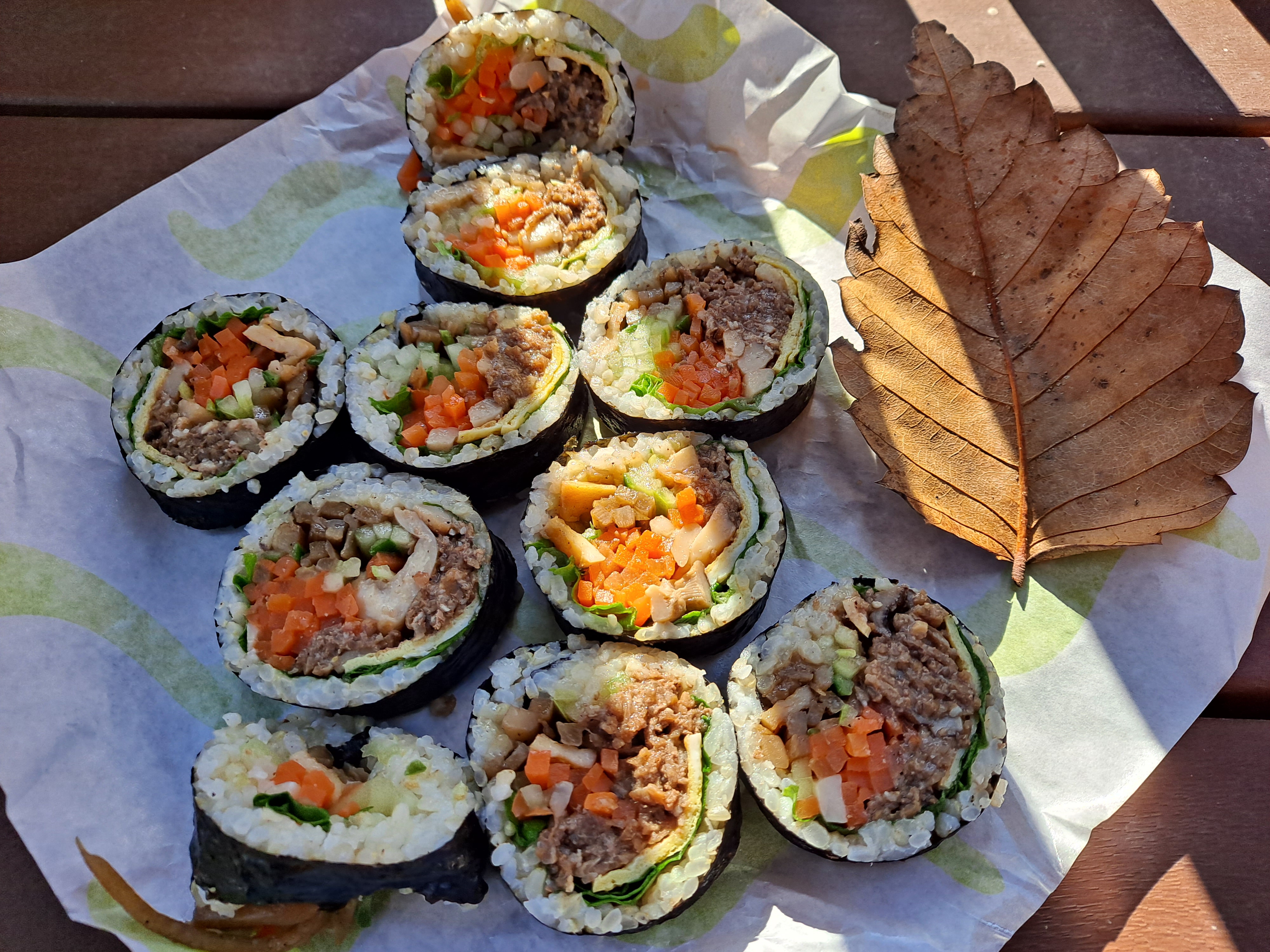  짭짤하고 고소한 육즙이 팡팡, 소고기김밥(Beef Gimbap)