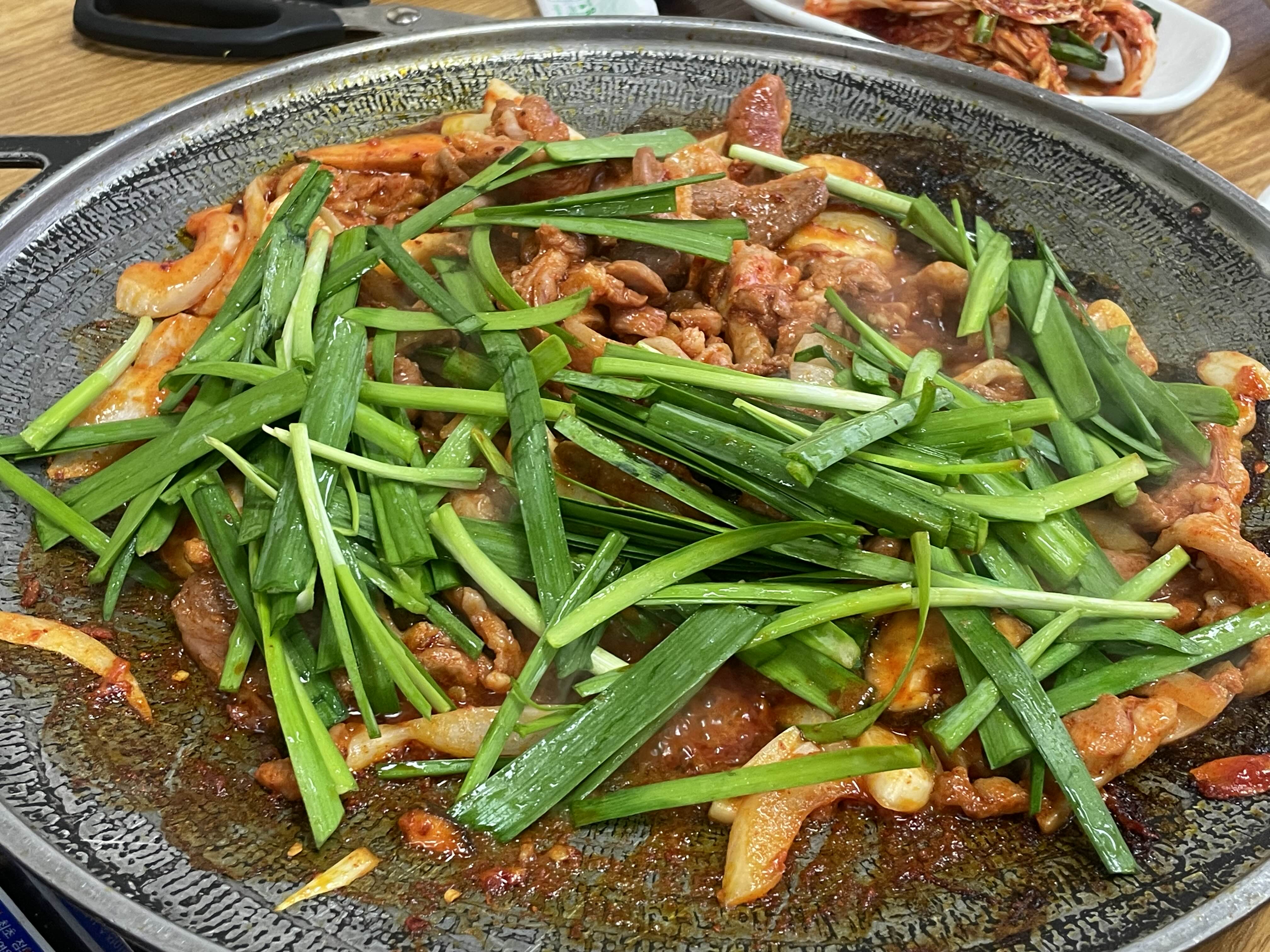 다 익으면 부추까지 촵촵촵 넣어주세요