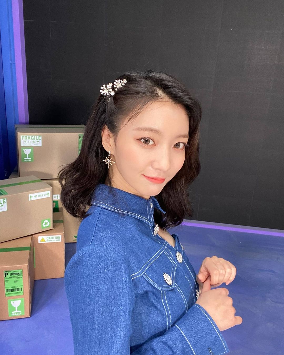  오마이걸 비니 인스타그램 데님 패션 사진