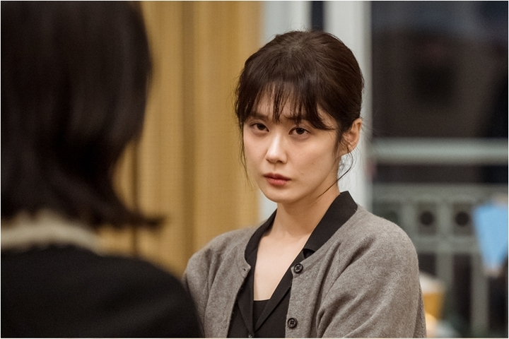  '패밀리' 채정안, 살벌한 액션 뒤 여신 비주얼...반전 매력 드러나는 비하인드 컷 공개