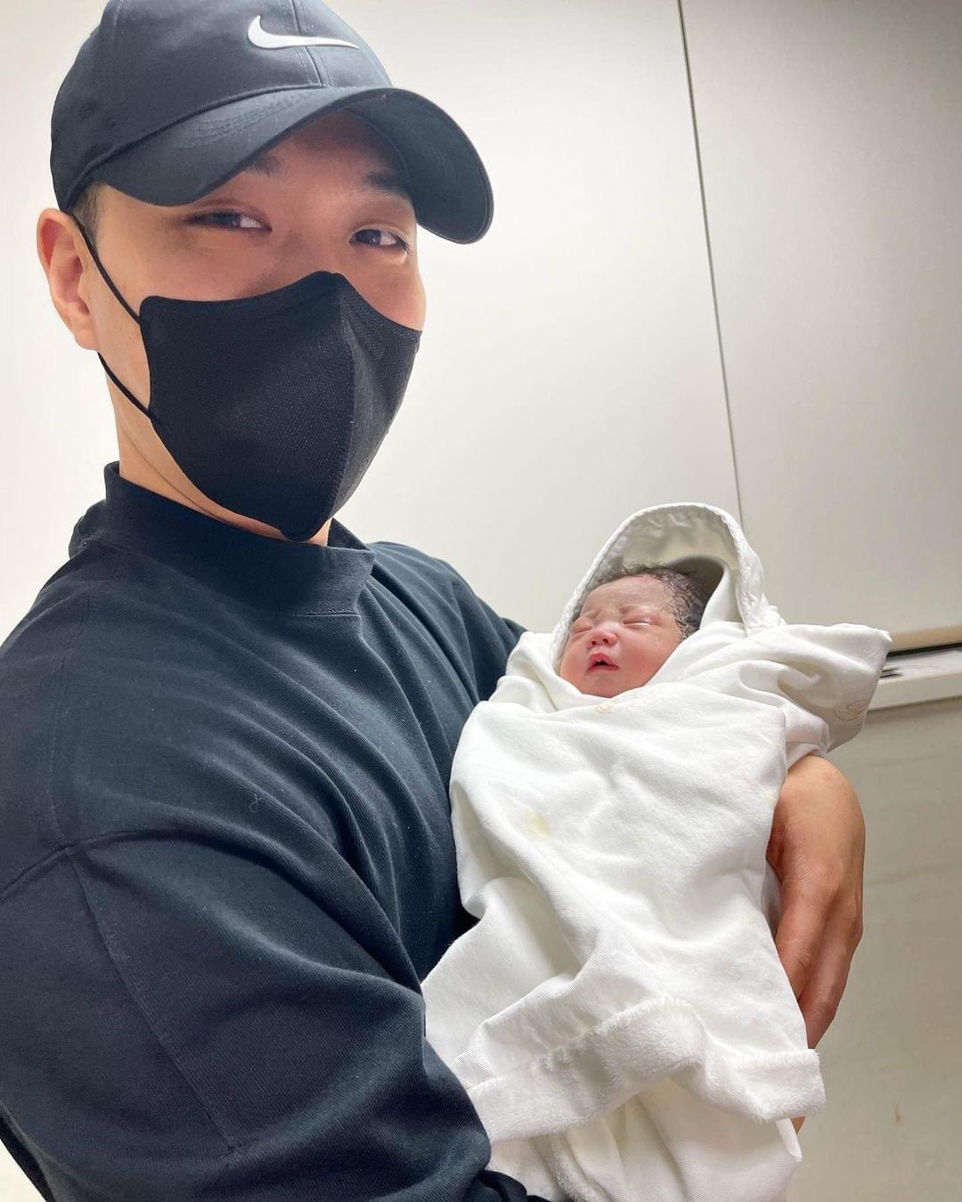  래퍼 비와이 군복무 중 득녀 (애비와이)