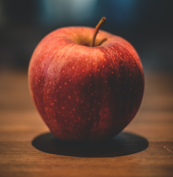 복잡한 배경의 사과