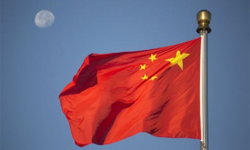 중국 베이징 톈안먼 광장의 국기 게양대에 중국 국기인 오성홍기가 휘날리고 있다.