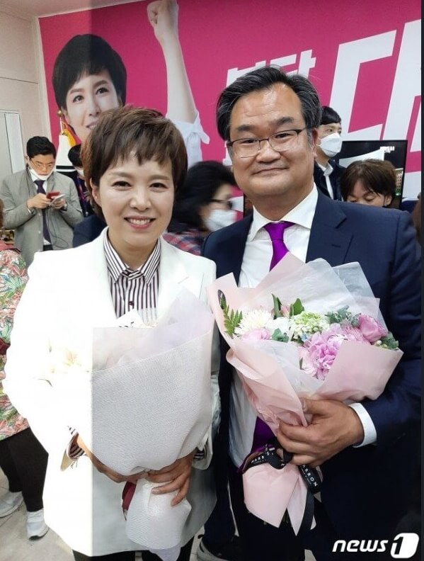 김은혜 국회의원 분당에서 당선후 부부가 꽃다발 들고 미소 짓고 있는 사진