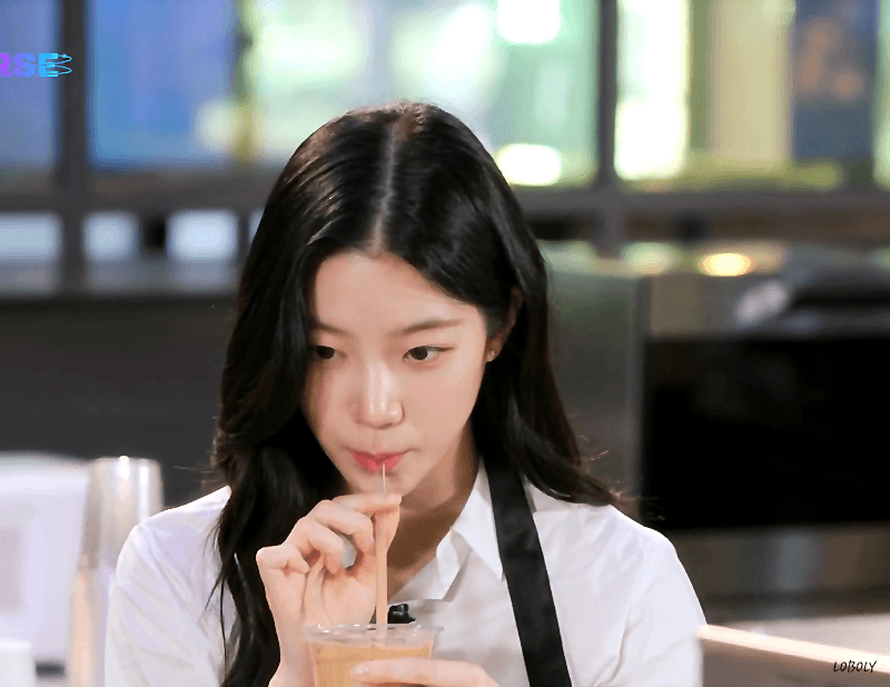 르 세라핌 카자 르니버스 EP.17 LE CAFÉ 1화 gif 5
