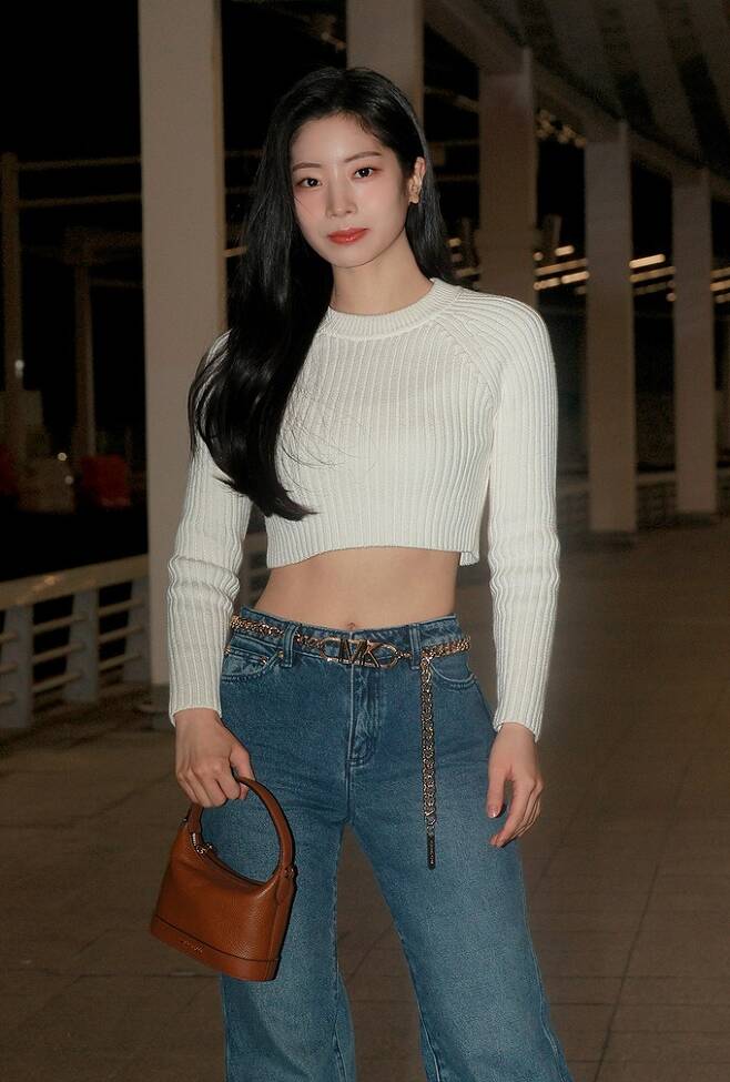 트와이스 다현 마이클 코어스 뉴욕 패션쇼 공항패션 속 y2k 여성 코디