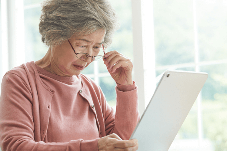 노안-흰머리-중년-고령자-사진
